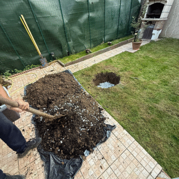 Nettoyage-et-Préparation-du-Jardin-pour-l'Aménagement-Paysager---Travaux-de-Plantation-et-Drainage