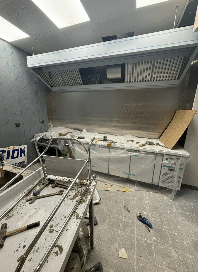 Chantier-Cuisine-Professionnelle---Travaux-et-Installation-en-Cours