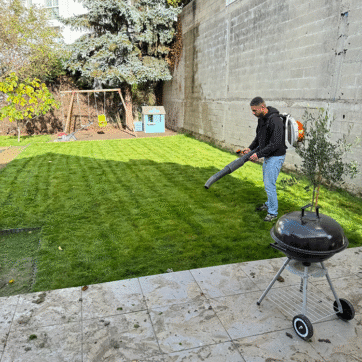 Entretien-de-jardin-après-pose-de-gazon--Utilisation-du-souffleur--Aménagement-et-maintenance-de-pelouse-urbaine