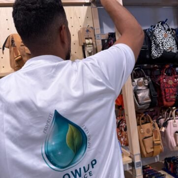 Nettoyage professionnel de boutique de sacs Dépoussiérage d'étagères et entretien commercial